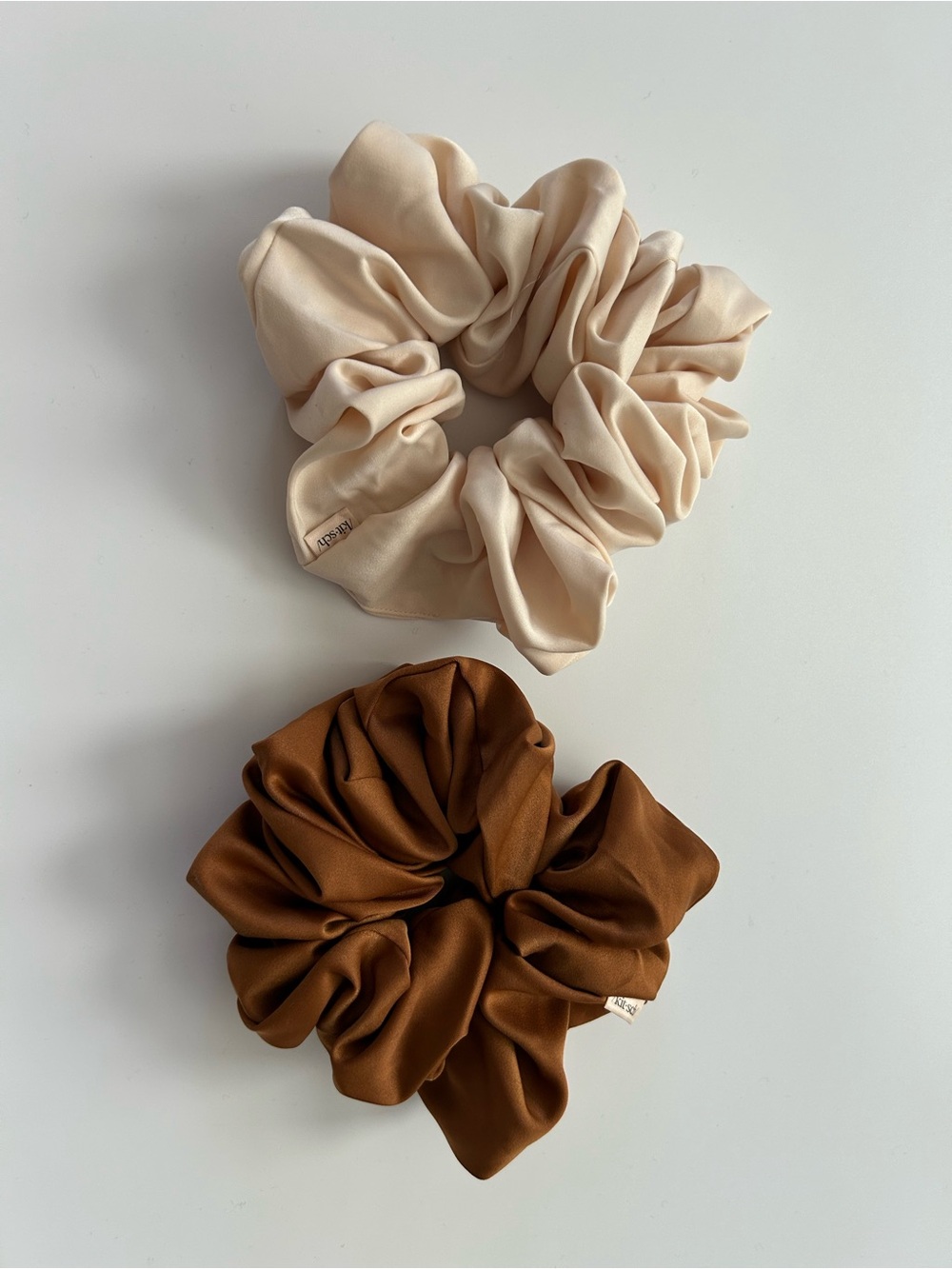 Kitsch Satin Oversized Scrunchies
Cream
Camel
Extra Gentle
Hair Tie
Like New
90s